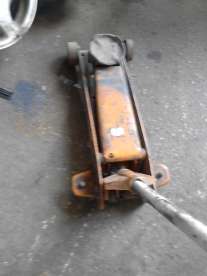 ขายแม่แรงโยก 1 ต้ว  ติดต่อ .081-427-3941