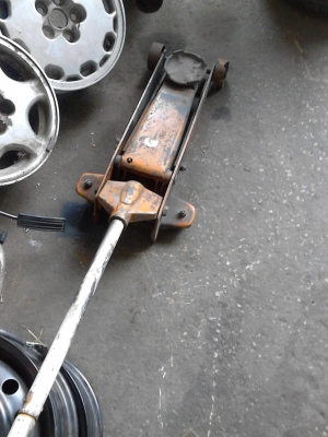 ขายแม่แรงโยก 1 ต้ว  ติดต่อ .081-427-3941