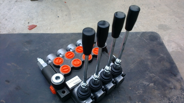 ขาย control hydraulic แบบมือโยก 4 p40