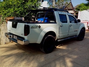 Nissan Navara 4x4 ขับสี่ล้อ ปี 2011 สีขาว ใหม่มาก วิ่ง 39000km ยาง 265 75 R16 ราคา B649000 Tel 0814332919