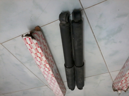 ขายถูกๆคับ แบ่งกันใช้ โช๊คหลังแท้อีซุซุ ดีแมก 1 คู่ครับ 1500 บาท ใช้งานได้ปกติ