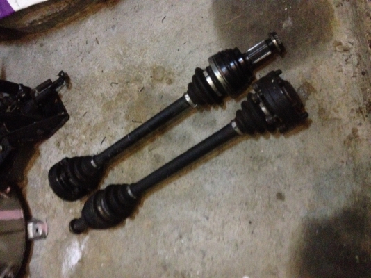 ขายเพลาขับBMW e30แท้ 1คู่ สภาพดี100\% ราคา2000บาท โทร0924462525โส กทม