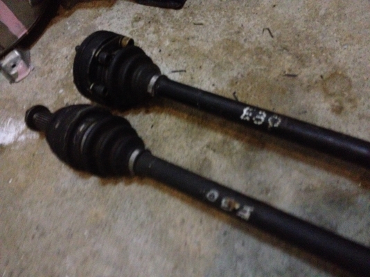 ขายเพลาขับBMW e30แท้ 1คู่ สภาพดี100\% ราคา2000บาท โทร0924462525โส กทม