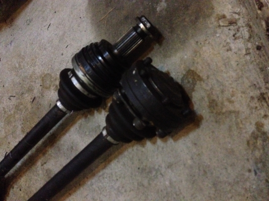 ขายเพลาขับBMW e30แท้ 1คู่ สภาพดี100\% ราคา2000บาท โทร0924462525โส กทม