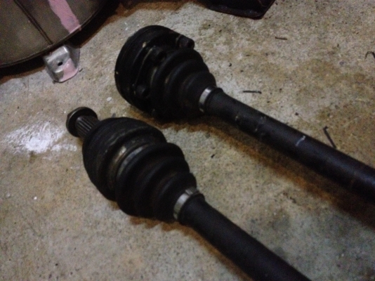 ขายเพลาขับBMW e30แท้ 1คู่ สภาพดี100\% ราคา2000บาท โทร0924462525โส กทม