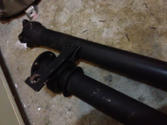 ขายเพลากลางBMW e30 แท้ จำนวน2ท่อน ใสเครืองSRมาคับ สภาพดี ราคา2300บาท โทร0924462525โส กทม