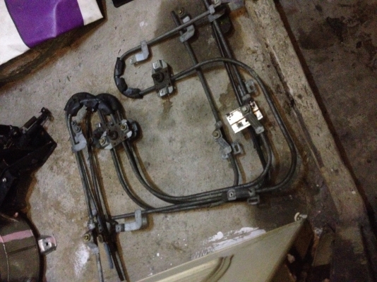 ขายรางกระจกมือหมุนBMW e30 แท้ 1ชุด4ชิ้น สภาพดี ราคา1500บาท โทร0924462525โส กทม