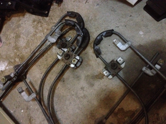 ขายรางกระจกมือหมุนBMW e30 แท้ 1ชุด4ชิ้น สภาพดี ราคา1500บาท โทร0924462525โส กทม