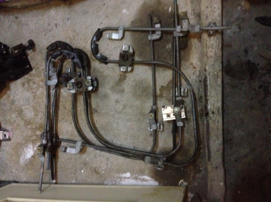 ขายรางกระจกมือหมุนBMW e30 แท้ 1ชุด4ชิ้น สภาพดี ราคา1500บาท โทร0924462525โส กทม