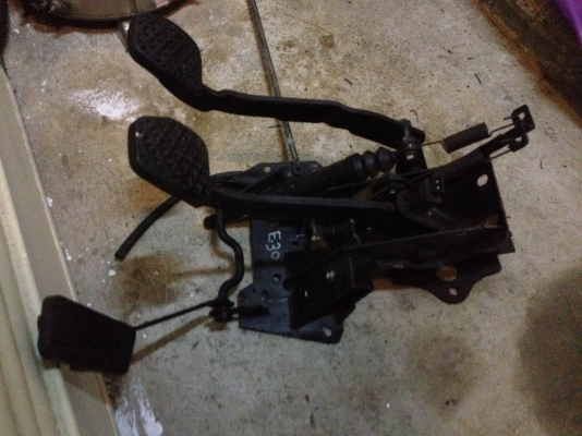 ขายชุดขาพร้อมปั้มเบรคบนBMW e30แท้ สภาพดี100\% ราคา2500บาท โทร0924462525โส กทม