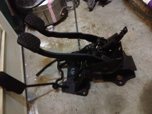 ขายชุดขาพร้อมปั้มเบรคบนBMW e30แท้ สภาพดี100\% ราคา2500บาท โทร0924462525โส กทม