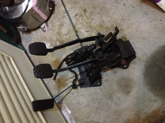 ขายชุดขาพร้อมปั้มเบรคบนBMW e30แท้ สภาพดี100\% ราคา2500บาท โทร0924462525โส กทม