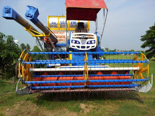 ขายรถเกี่ยวข้าวศักดิ์พัฒนาการเกษตรอุ้มปรับระดับน้ำหนักเบาราคา650000สนใจโทร 0817638762 ไพทูลย์ครับ