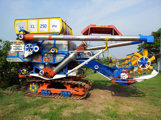 ขายรถเกี่ยวข้าวศักดิ์พัฒนาการเกษตรอุ้มปรับระดับน้ำหนักเบาราคา650000สนใจโทร 0817638762 ไพทูลย์ครับ