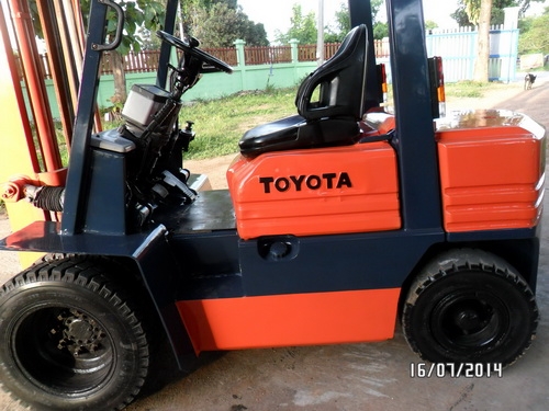 ขายโฟล์คลิฟท์นำเข้าญี่ปุ่น*TOYOTA*5FD25*เสาเข้าตู้5.50เมตรขายที่โคราช