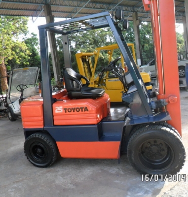 ขายโฟล์คลิฟท์นำเข้าญี่ปุ่น*TOYOTA*5FD25*เสาเข้าตู้5.50เมตรขายที่โคราช