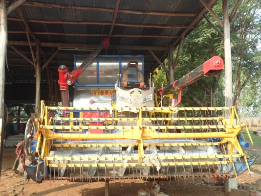 ขายด่วนรถเกี่ยวข้าว สวยๆสภาพพร้อมใช้งานครับ