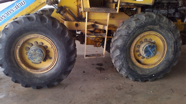 รถตักล้อยางพร้อมใช้งาน รถตักล้อยางพร้อมใช้งาน