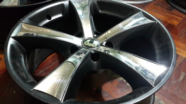 ล้อนอก ขอบ 18 5รู114 กว้าง 8 ***มีคู่เดียว*** ล้อนอก ขอบ 18 5รู114 กว้าง 8 ***มีคู่เดียว***