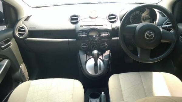 Mazda2 (AT)2013 7เดือน วิ่ง 10090 ป้ายแดง ขายถูกๆ ซื้อสดลดได้เยอะ