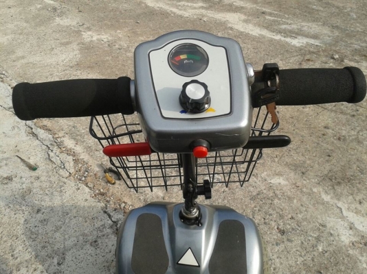 รถไฟฟ้าสี่ล้อ(Four Wheels Electric Scooter) รถไฟฟ้าสี่ล้อ(Four Wheels Electric Scooter)