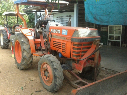 ขายรถไถ KUBOTA L2605 พร้อมดันหน้า 2เพลา รถสภาพเดิมๆไม่ได้ทำสีใหม่