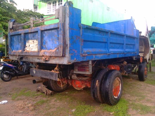 หกล้อดั้ม ISUZU100แรง สภาพใช้งานได้ดีราคา 245000บ ต่อรองครับ