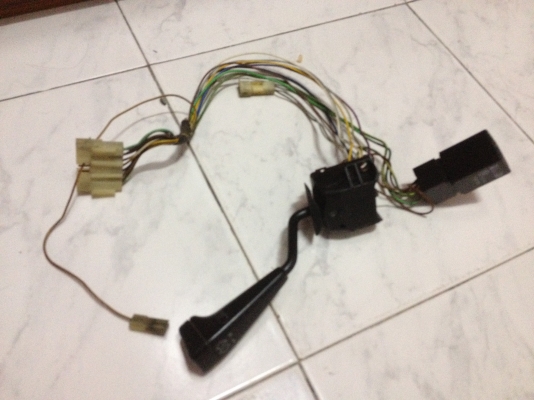 ขายอะไหล่BMW e30แท้ 1ก้านปัดน้ำฝน ราคา600บาท 2ก้านไฟเลี้ยว พร้อม รีเรย์ราคา900บาท โทร0924462525โส กทม