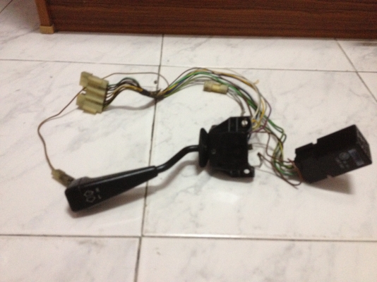 ขายอะไหล่BMW e30แท้ 1ก้านปัดน้ำฝน ราคา600บาท 2ก้านไฟเลี้ยว พร้อม รีเรย์ราคา900บาท โทร0924462525โส กทม