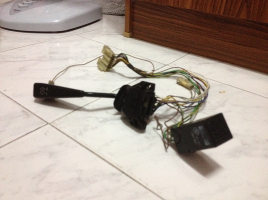 ขายอะไหล่BMW e30แท้ 1ก้านปัดน้ำฝน ราคา600บาท 2ก้านไฟเลี้ยว พร้อม รีเรย์ราคา900บาท โทร0924462525โส กทม