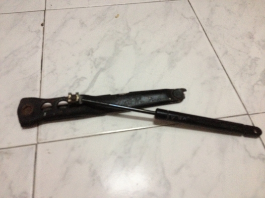 ขายชุดบานพับโช็คฝากระโปรงหน้าBMW e30แท้ สภาพดี ราคา700บาท โทร0924462525โส กทม