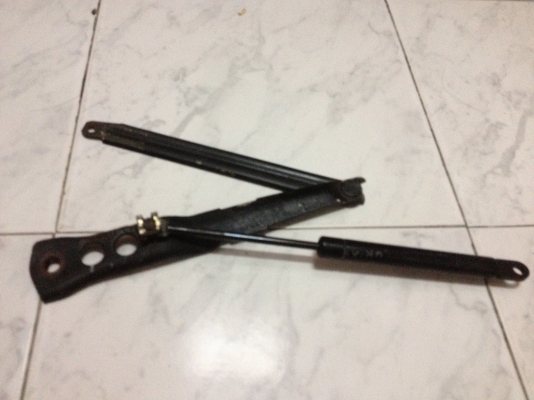 ขายชุดบานพับโช็คฝากระโปรงหน้าBMW e30แท้ สภาพดี ราคา700บาท โทร0924462525โส กทม