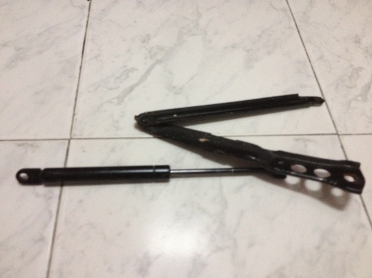 ขายชุดบานพับโช็คฝากระโปรงหน้าBMW e30แท้ สภาพดี ราคา700บาท โทร0924462525โส กทม