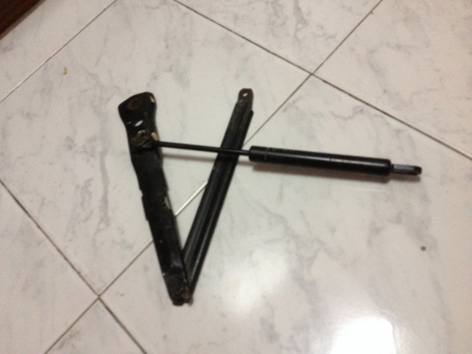 ขายชุดบานพับโช็คฝากระโปรงหน้าBMW e30แท้ สภาพดี ราคา700บาท โทร0924462525โส กทม