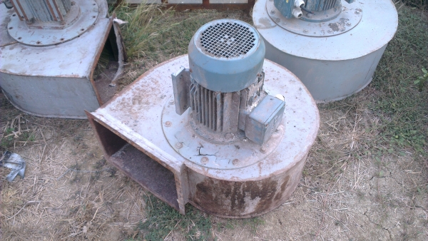 Sell> ขายโบเวอร์ระบายอากาศ มอเตอร์ 3 เฟส 5.5 HP. 2880 rpm. รูเข้า 13" นิ้ว ออก 10x15 นิ้ว พร้อมใช้งานมีหลายตัวครับ