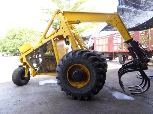 รถคีบอ้อยคีบไม้เครื่องด๊อยหกสูบ ตัวรถใหญ่ดีมาก ใช้ปั้มยก63ปั้มเดิน23ราคาคุยได้อีก