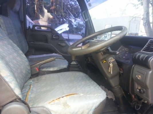 รถอีซูซุ 6 ล้อ ตู้แห้ง  130 แรงม้า. ปี 46  สนใจติดต่อ 081 - 6079515