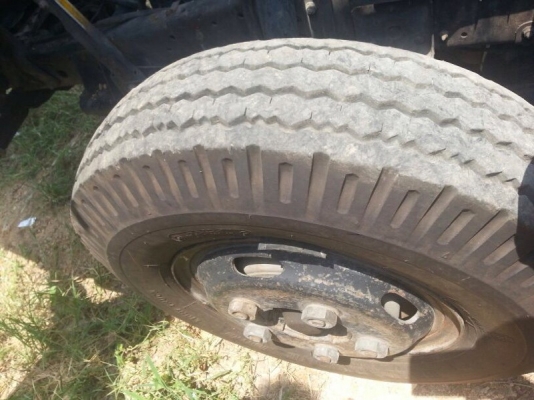 รถอีซูซุ 6 ล้อ ตู้แห้ง  130 แรงม้า. ปี 46  สนใจติดต่อ 081 - 6079515