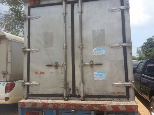 รถอีซูซุ 6 ล้อ ตู้แห้ง  130 แรงม้า. ปี 46  สนใจติดต่อ 081 - 6079515