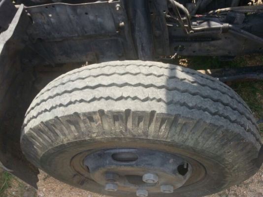 รถอีซูซุ 6 ล้อ ตู้แห้ง  130 แรงม้า. ปี 46  สนใจติดต่อ 081 - 6079515