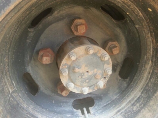 รถอีซูซุ 6 ล้อ ตู้แห้ง  130 แรงม้า. ปี 46  สนใจติดต่อ 081 - 6079515