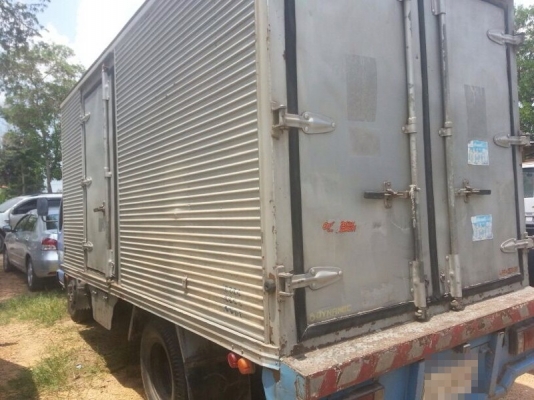 รถอีซูซุ 6 ล้อ ตู้แห้ง  130 แรงม้า. ปี 46  สนใจติดต่อ 081 - 6079515