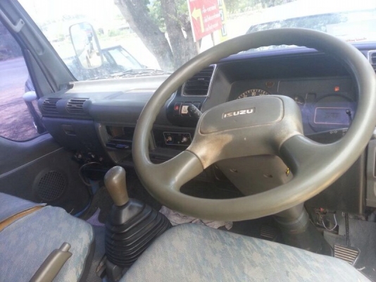 รถอีซูซุ 6 ล้อ ตู้แห้ง  130 แรงม้า. ปี 46  สนใจติดต่อ 081 - 6079515