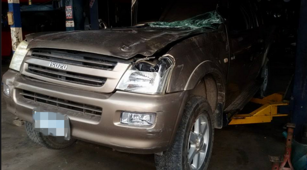 อีซูซุ ดีแม๊กซ์ 2500 ซีซี ปี 2004 เดือนกรกฎาคม เสียหายหนักบริเวณหลังคา และประตูหน้าขวา คอนโซลหน้าปัด กระจกบังลมหน้าแตก ห้องเครื่องสวย แชสซีคดจุดเดียวตำแหน่งมต้เบาะคนขับ ส่วนรอบๆบุบครูดเล็กน้อย แบตไม่มี ล้อไม่ได้ เอกสารครบไม่ผ่านประกัน ถาษีขาด 1 ปี จบข่าว