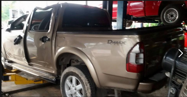 อีซูซุ ดีแม๊กซ์ 2500 ซีซี ปี 2004 เดือนกรกฎาคม เสียหายหนักบริเวณหลังคา และประตูหน้าขวา คอนโซลหน้าปัด กระจกบังลมหน้าแตก ห้องเครื่องสวย แชสซีคดจุดเดียวตำแหน่งมต้เบาะคนขับ ส่วนรอบๆบุบครูดเล็กน้อย แบตไม่มี ล้อไม่ได้ เอกสารครบไม่ผ่านประกัน ถาษีขาด 1 ปี จบข่าว