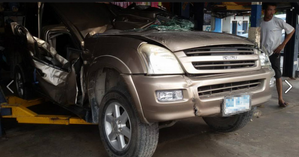 อีซูซุ ดีแม๊กซ์ 2500 ซีซี ปี 2004 เดือนกรกฎาคม เสียหายหนักบริเวณหลังคา และประตูหน้าขวา คอนโซลหน้าปัด กระจกบังลมหน้าแตก ห้องเครื่องสวย แชสซีคดจุดเดียวตำแหน่งมต้เบาะคนขับ ส่วนรอบๆบุบครูดเล็กน้อย แบตไม่มี ล้อไม่ได้ เอกสารครบไม่ผ่านประกัน ถาษีขาด 1 ปี จบข่าว