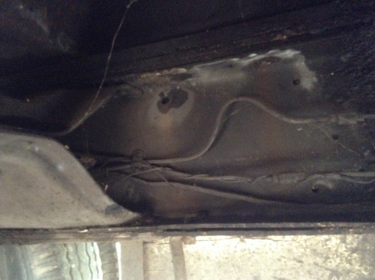 ขาย 10 ล้อ เพลาเดียวกระบะเหล็ก FUSO FN517M-A เครื่อง 6D16 195 แรงม้า คัสซีสวยตลอดเส้น เบรคทิฟฟี่ เก๋งสวยไม่ผุ มีชุดแอร์ครบ ทะเบียนเต็มพร้อมโอน