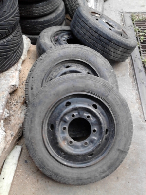 ล้อขนาด 4 ล้อกลาง 15.5   106/104L  มี 4 ล้อ TEL.081-427-3941
