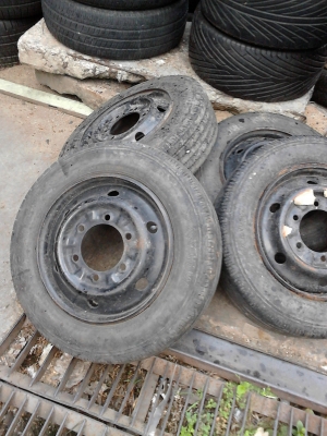 ล้อขนาด 4 ล้อกลาง 15.5   106/104L  มี 4 ล้อ TEL.081-427-3941