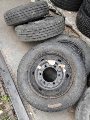 ล้อขนาด 4 ล้อกลาง 15.5   106/104L  มี 4 ล้อ TEL.081-427-3941